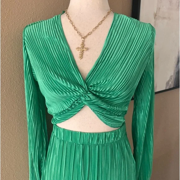 Green crop top plisse set with pants - Picture 7 of 11